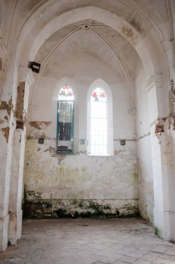 Yıkılan Duvarları ve Lekeli Pencereleri olan Terk Edilmiş Gotik Kilise İçi.