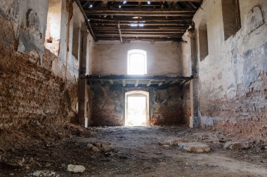 Zamanın Unutulmuş Yankıları: Terk Edilmiş Yapının Esrarengiz Kefenleri.