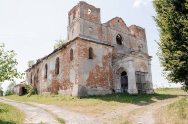 Terk edilmiş bir kilisenin, büyümüş bir arazinin ortasındaki lanetli güzellikte bir harabe..