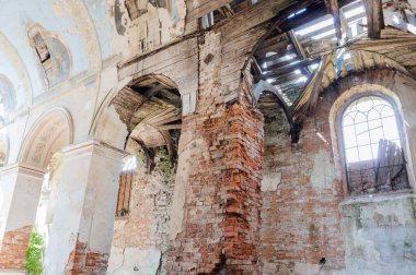 Unutulan Sığınak: Terk Edilmiş Bir Kilisede Zamanın Erozyonu.