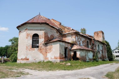 Terk Edilmiş Kilise: Çürümeye ve Doğanın Düzeltilmesine Bir Bakış.