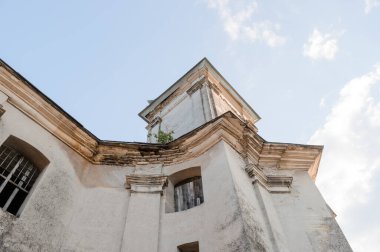 Açık Mavi Gökyüzünün Altındaki Zaman Aşınmış Kule 'nin Görkemli Harabeleri.