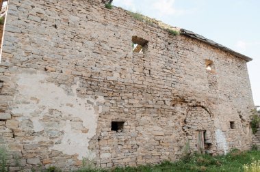 Terk Edilmiş Tarihi Taş Harabeleri Doğayla çevrili.