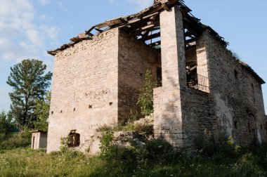 Terk Edilmiş Taş Harabeleri Doğa tarafından Altın Saatte Kucaklandı.
