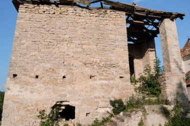 Berrak Mavi Gök Altında Yeşilliklerle çevrili Eski Taş Yapının Harabeleri.