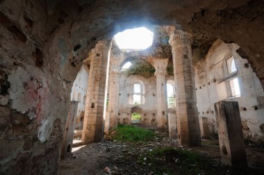 Terk Edilmiş Sığınak: Unutulmuş Yıkıntılara Bir Bakış Oluşturma ve Zamanlanmış İhtişam.