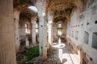 İnce Güneş Işığıyla aydınlatılan Antik Sığınağın Esrarengiz Harabeleri.