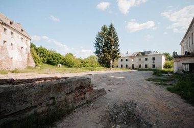 Çürümekte olan Huzur: Doğa tarafından kucaklanan terk edilmiş bir manzara.