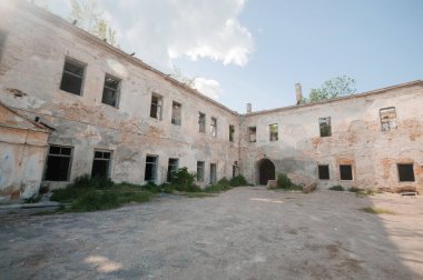 Terk Edilmiş Tarihi Binanın Harabeleri Güneş Işığıyla Banyo Yapıyor.