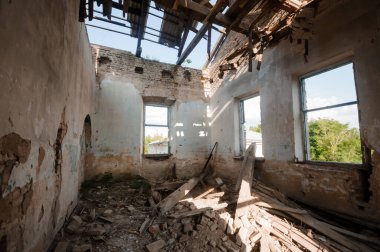 Doğanın Sardığı Terk Edilmiş Bir Harabenin Güneşi Altında.