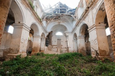 Terk Edilmiş Kilise İçi Yeşillik, Yeşillik ve Mimarlık Bozukluğu.