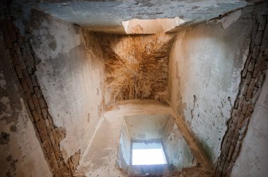 Terk Edilmişliğe Bir Bakış: Parçalanan İçinin Çarpıcı Güzelliği.