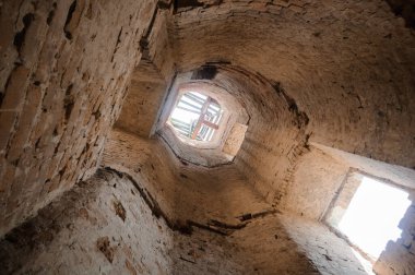 Terk Edilmiş Taş Kule 'nin Doğal Işıkla yıkanmış Karmaşık Perspektifleri.