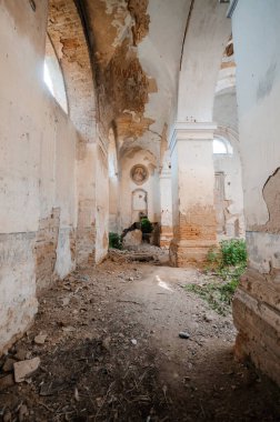 Terk Edilmiş Bir Sığınağın Unutulmuş Güzelliği Işık Altında Banyo.