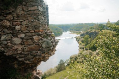 Antik Taş Harabeleri ve Yeşilliklerle Huzur Nehir Manzarası.