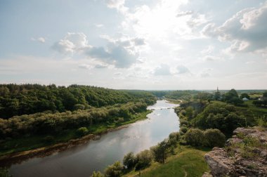 Serene Nehri Vadisi Pürüzsüz Bulutların Altında.