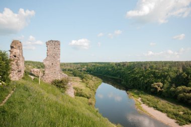 Bereketli Yeşilliğin Ortasındaki Huzurlu Nehir Vadisi 'ne Bakan Huzur Harabeleri.