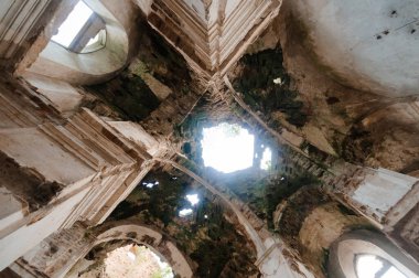 Görkemli Çürüme: Terk Edilmiş Bir Sığınağın Parçalanmış Görkemine Bir Bakış.