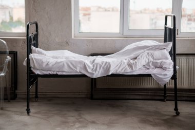 Basitlikte Huzur: Doğal Işıkta Yapılmamış Yatak.