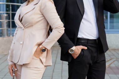 Şık Giyimli Şık Çift Moda Gösterileri Saatleri.