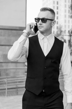 Şık Giyimli Şık İş Adamı Sohbete Başladı.