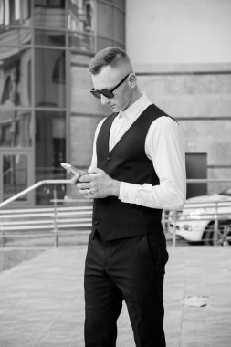 Şık İşadamı Şehir Merkezinde Akıllı Telefonuna Takıldı.