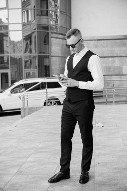 Sofistike Zarafet: Şık Şehir Ortamında Şık Bir Adam.