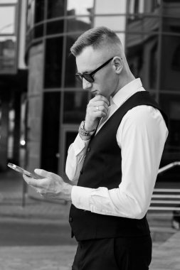Modern Şehir Merkezinde Düşünceli İş Adamı.