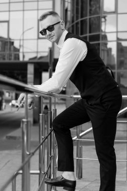 Modern Mimari Tarafından Şık Giyimli Şık Adam Pozisyonu.