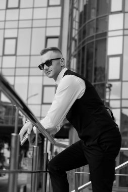 Modern Cam Bir Binaya Karşı Güneş Gözlüklü Şık Genç Adam.