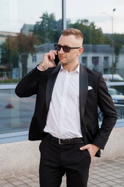 Modern Şehir Merkezinde Şık İşadamı.