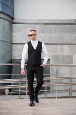 Modern Giyimli Şık İş Adamı Açık Hava Pozisyonu.