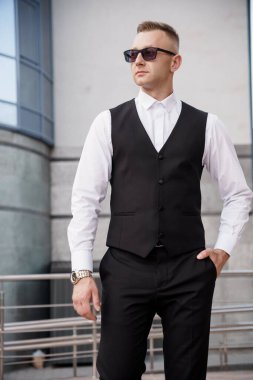 Modern Mimariye Karşı Güneş Gözlüklü Şık Giyimli Sofistike Adam.