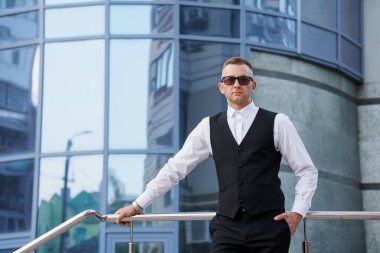 Şık İş Adamı Şehir Ortamına Emin Bir Poz Veriyor.