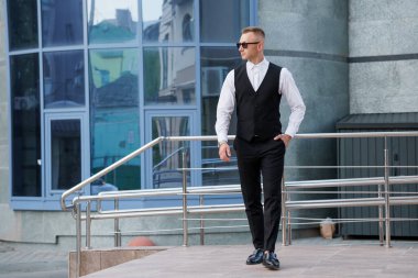 Şık Giyimli Zarif Adam Şehir Ayarı 'nda Güvenle Yürüyor.