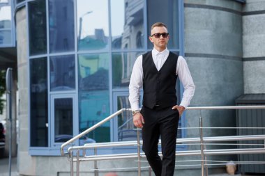 Modern Kentsel Ayarlarda Şık İşadamı.