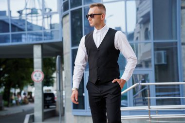 Modern Kentsel Ayarlarda Şık İşadamı.