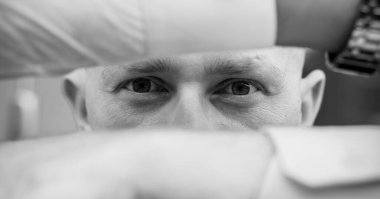 İçsel Bakış: Siyah ve Beyaz Odaklanma ve Duygu Üzerine Yakın Çekim Çalışması.