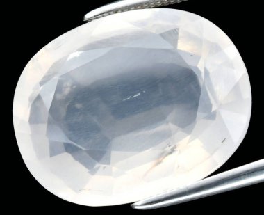 Parlak Şeffaf Ay Taşı Gemstone Zarif Yüzlü Renklerin Şaşırtıcı Oyununu Gösteriyor.