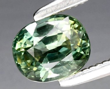 Enfes Yeşil Tourmaline Gemstone El değmemiş bir durumda yakalandı..