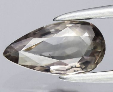 Keskin Gözyaşı Kesici Dumanlı Kuvars Gemstone Hassas Cımbızlarda Gösterildi.