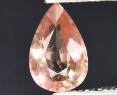 Çarpıcı Armut Şeklinde Pembe Gemstone Yansıtıcı Yüzleriyle.