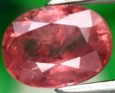 Enfes Oval kesim Pembe Turmalin Gemstone Işıltı ve Derinlik ile parıldıyor.