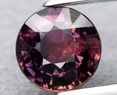 Zarif Derin Mor Ametist Gemstone Karmaşık Yüzlü Hafif Işıkta Zarif Parıldayan.