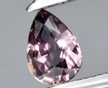 Enfes Gözyaşı Şeklinde Pembe Gemstone Işıldıyor.