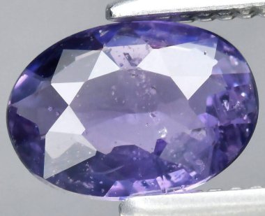 Büyüleyici Violet Ametist Gemstone Karmaşık Yüzleri ve Parlak Açıklığı ile.