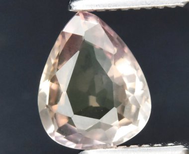 Enfes Armut Şeklinde Morganit Gemstone Mükemmel Berraklıkta Yakalandı.