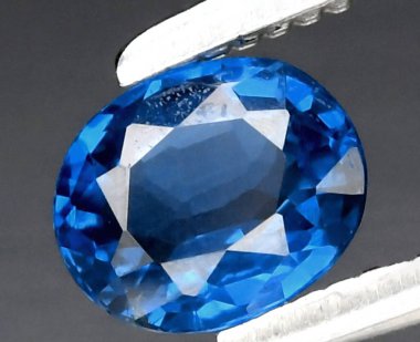 Göz kamaştırıcı Mavi Safir Gemstone Parlak Işık Altında Parıldıyor.