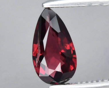 Armut Şeklinde Enfes Doğal Ruby Gemstone Büyüleyici Kırmızı Renkler ve Karmaşık Yüzler.