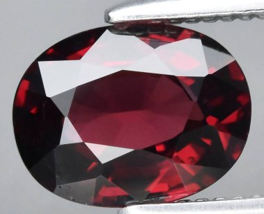 Enfes Oval Kesim Doğal Ruby Gemstone Koyu Kırmızı Renkleri Gösteriyor.